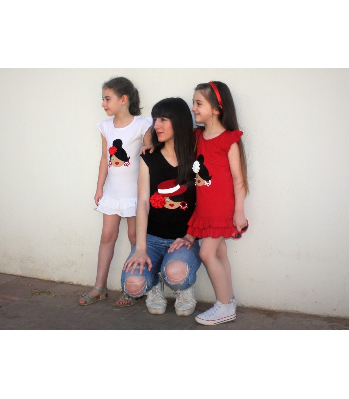 Vestido blanco y flor roja
