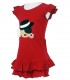 Vestido rojo sombrero y flor blanca