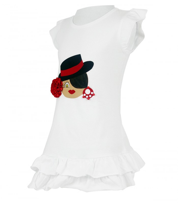 Vestido blanco sombrero y flor roja